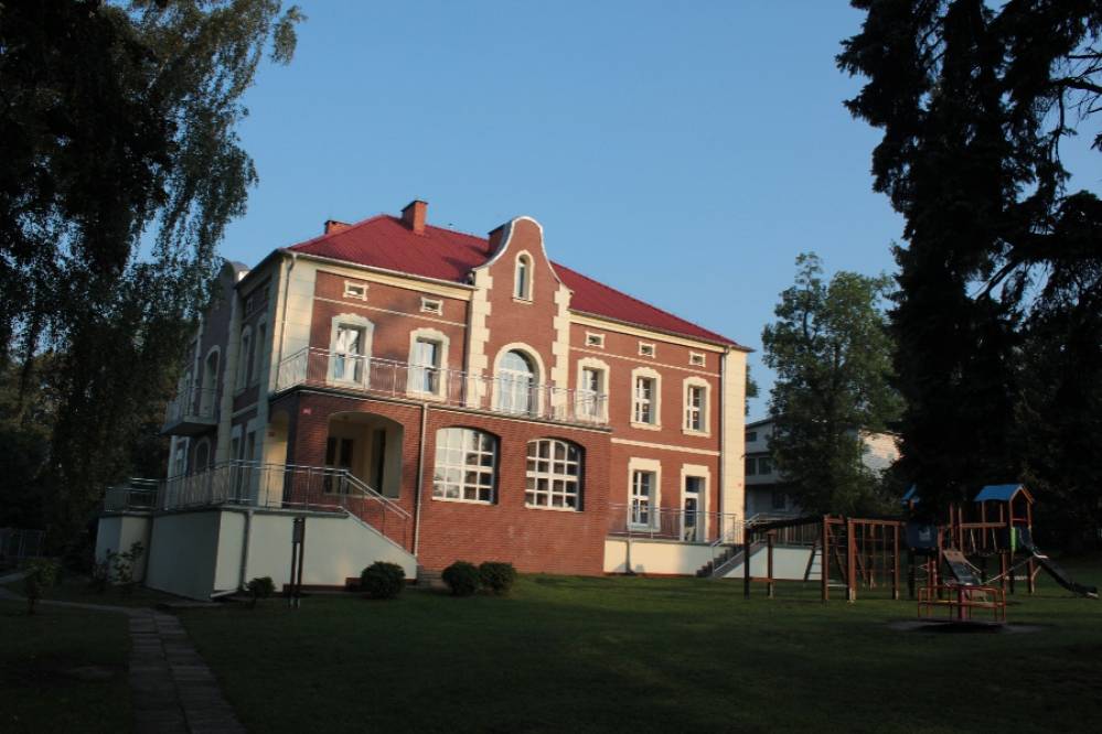 Zdjęcie: Na zdjeciu:  budynek Przedszkola Publicznego nr 1
w Łazach przy ul. Topolowej 6